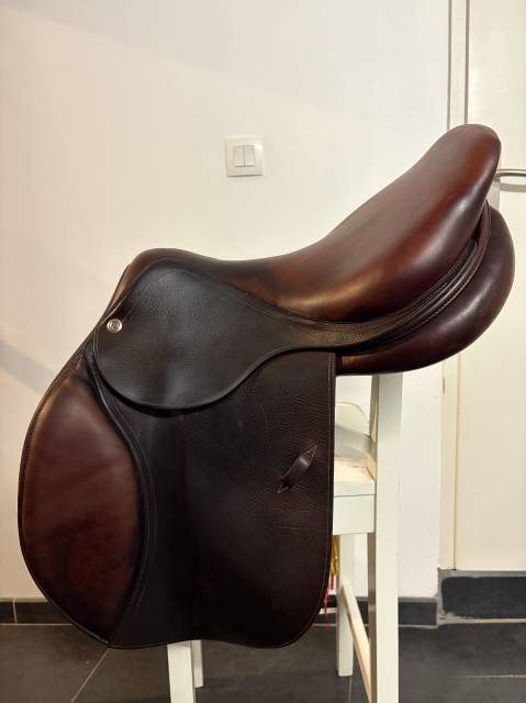 Selle CWD se06 taille 17,5 semi creux super &eacute;tat 