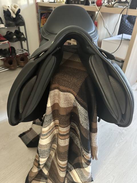 Selle de saut wintec noire 17 pouces 