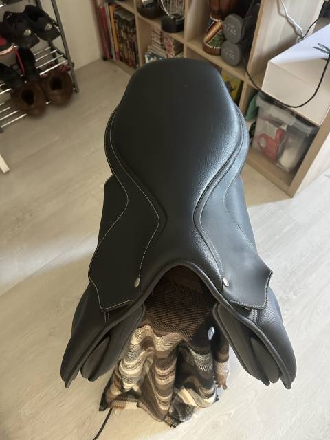 Selle de saut wintec noire 17 pouces 