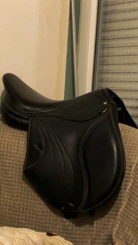 Selle   17.5 pouces couleur noir bon &eacute;tat jamais chut&eacute; 