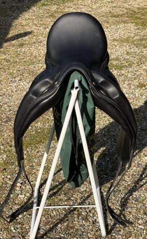 Selle de dressage Devoucoux Mendia &ndash; 18&rdquo;