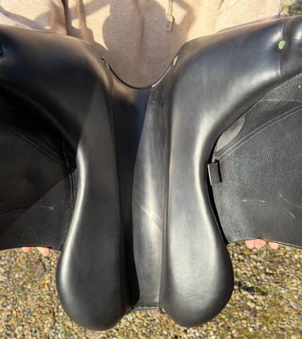 Selle de dressage Devoucoux Mendia &ndash; 18&rdquo;