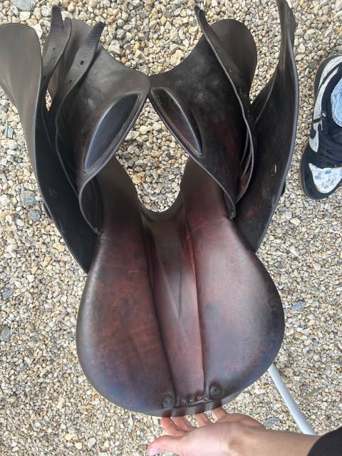 Selle cwd  17 pouce  En tres bon &eacute;tat