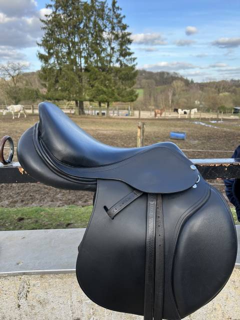 Selle Éric Thomas New Hybrid jump (mi cuir mi synthétique)  17p