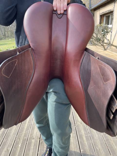 Selle cwd premi&egrave;re main 17.5 pouces