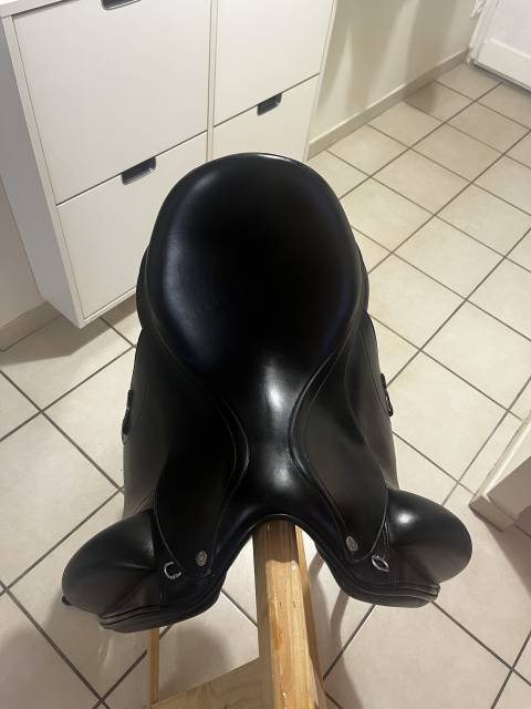 Selle dressage &eacute;quipe 16,5 pouces 