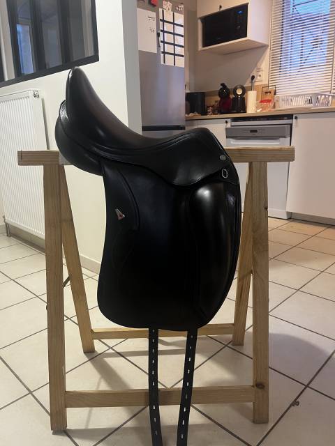 Selle dressage &eacute;quipe 16,5 pouces 
