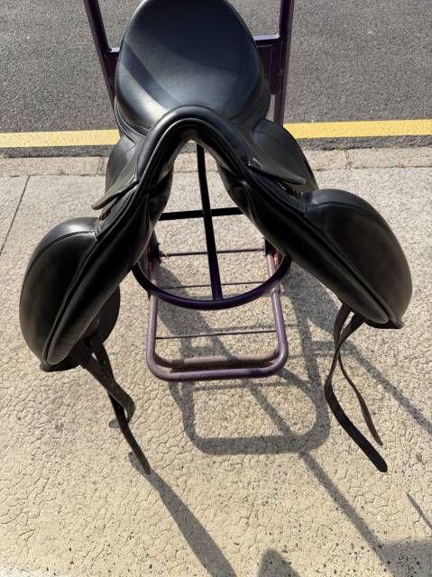 Selle de dressage Equipe mod&egrave;le Emporio  17 pouces