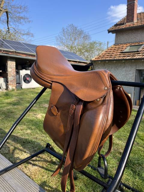 Selle Fouganza 17,5" cuir &ndash; bon &eacute;tat