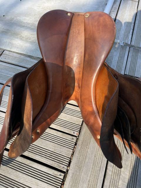 Selle Fouganza 17,5" cuir &ndash; bon &eacute;tat