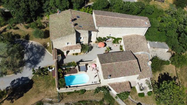 Propriété dans la drôme de 15 hectares avec grand gîte