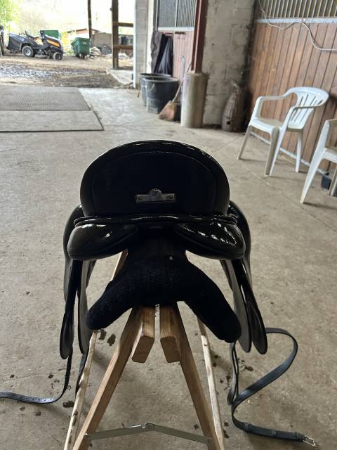 Selle de dressage bates