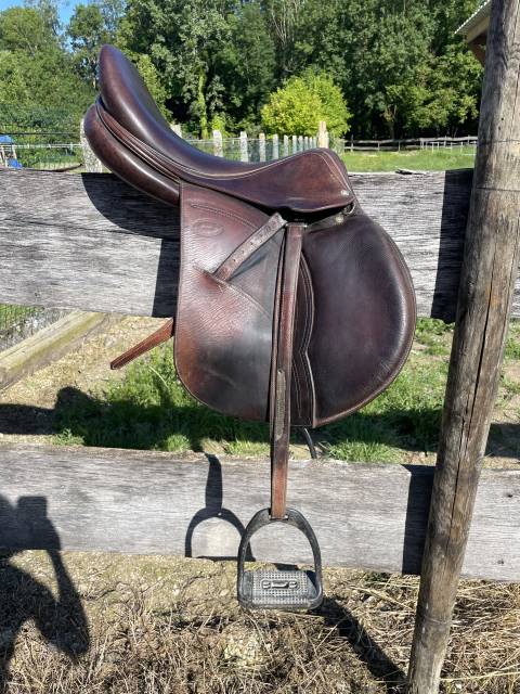 Selle devoucoux Ordka en tr&egrave;s bon &eacute;tat.  17,5 pouce
