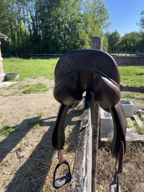 Selle devoucoux Ordka en tr&egrave;s bon &eacute;tat.  17,5 pouce