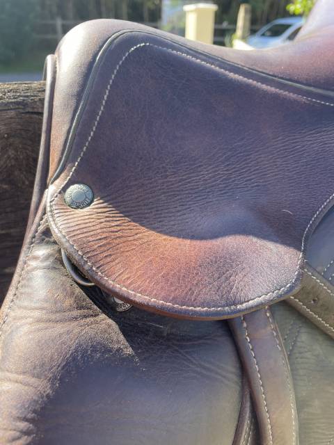 Selle devoucoux Ordka en tr&egrave;s bon &eacute;tat.  17,5 pouce