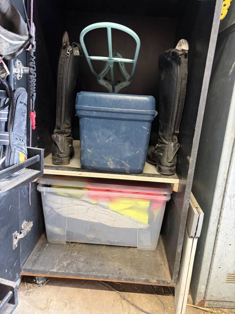 ? Armoire d&rsquo;&eacute;quitation sur mesure &ndash; comme neuve ! ?