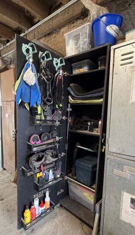? Armoire d&rsquo;&eacute;quitation sur mesure &ndash; comme neuve ! ?