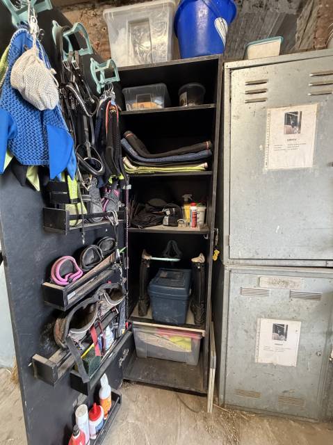 ? Armoire d&rsquo;&eacute;quitation sur mesure &ndash; comme neuve ! ?