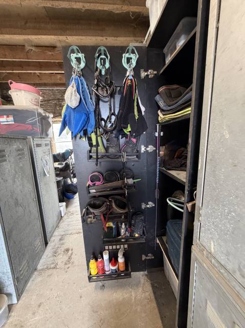 ? Armoire d&rsquo;&eacute;quitation sur mesure &ndash; comme neuve ! ?