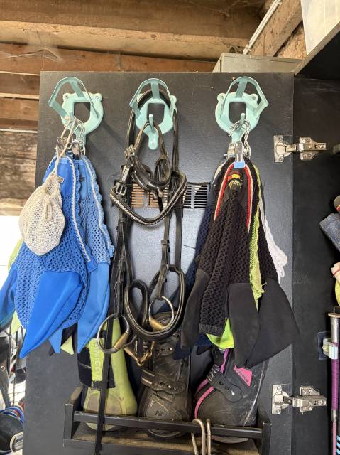 ? Armoire d&rsquo;&eacute;quitation sur mesure &ndash; comme neuve ! ?