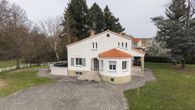 Propriété 325 m², parc 1.3 hectares et boxes à chevaux