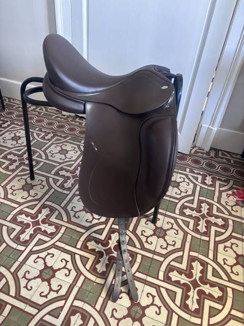 Selle dressage Tekna marron 17,5 pouces
