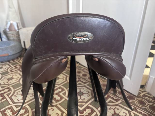 Selle dressage Tekna marron 17,5 pouces