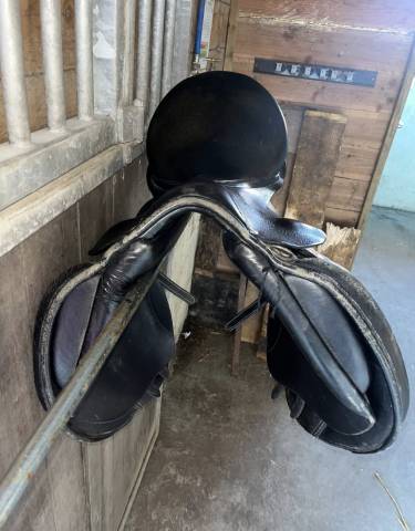 Selle d&eacute;cathlon noire taille 17,5