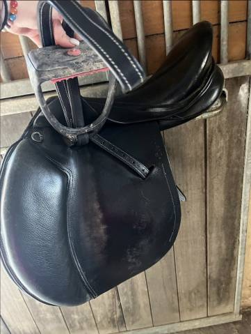 Selle d&eacute;cathlon noire taille 17,5