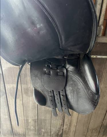 Selle d&eacute;cathlon noire taille 17,5
