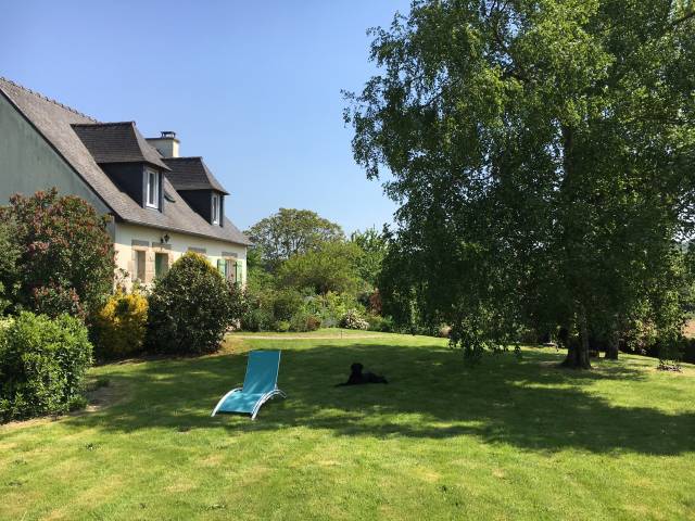 Maison + hangar + ecurie 3 box + prairie (sur 1,8 ha)