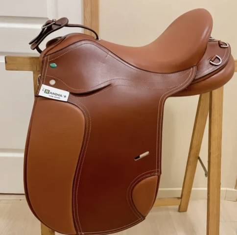 Selle 17,5 pouces neuve 