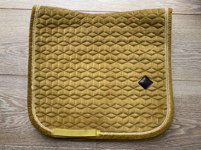 Tapis de dressage Kentucky Velvet moutarde – T Cheval