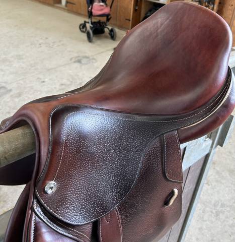 Selle d&rsquo;obstacle CWD &ndash; 17,5" &ndash; quartiers 3C &ndash; tr&egrave;s bon 