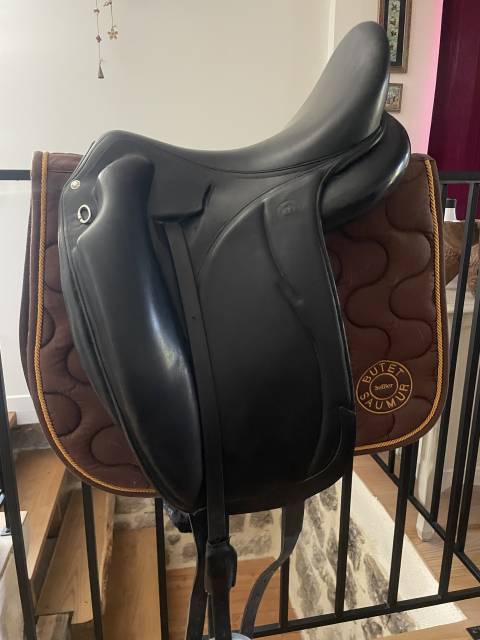 SELLE DE DRESSAGE MAKILA DEVOUCOUX 17