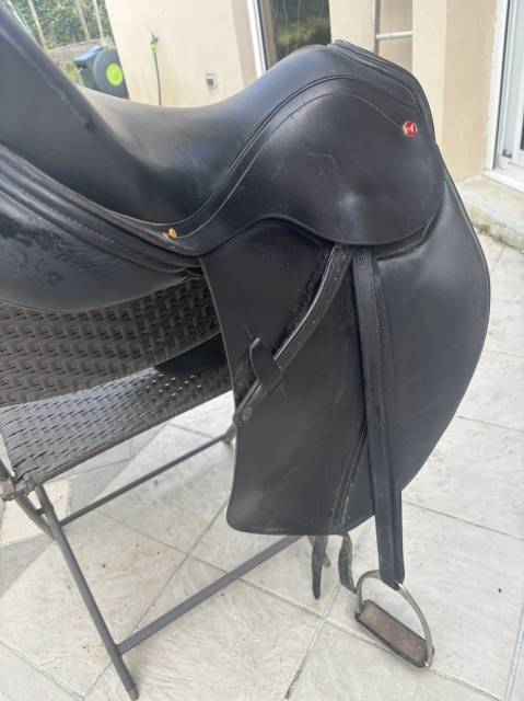 selle dressage albion slk 2020 17.5 tr&egrave;s peu servie