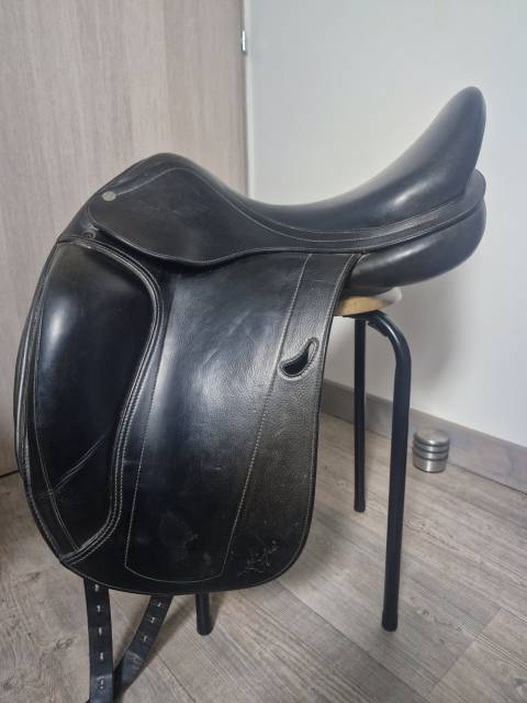 Selle de dressage  equipe modèle emporio 17 pouces