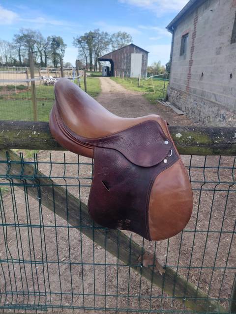 Selle antares taille 17 pouces    quartier 2a  de 2017