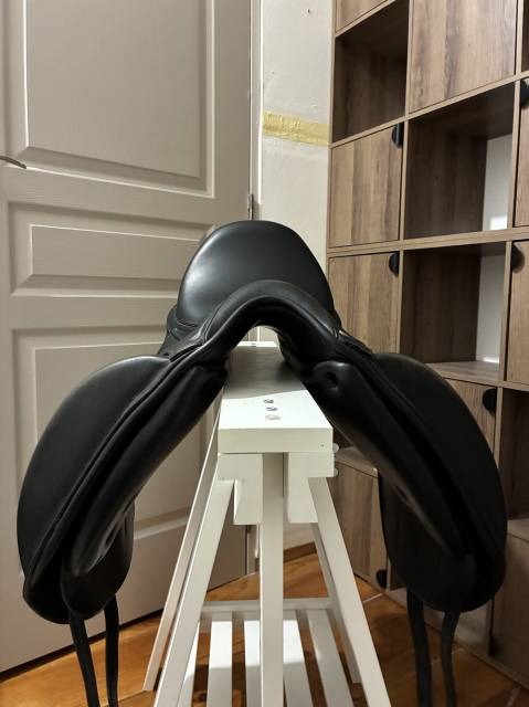Selle de dressage Antares  taille 17, quartier taille 1