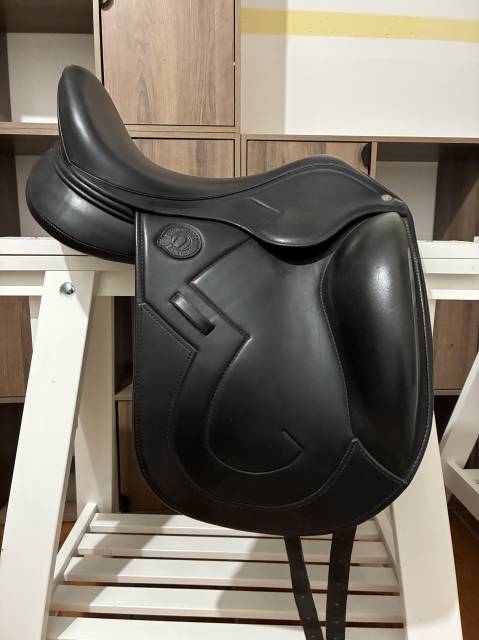 Selle de dressage Antares  taille 17, quartier taille 1