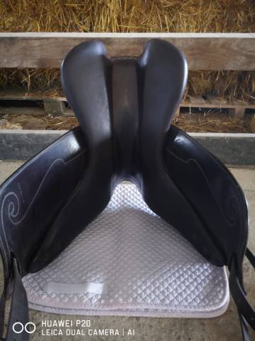 1600&euro; Selle dressage 17,5 marque SCB localite 64/40