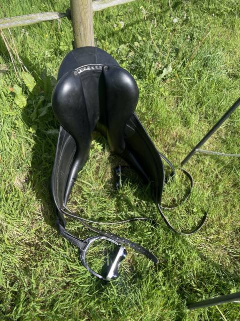 Selle CHILDERIC 17.5 &eacute;quip&eacute;e. Tr&egrave;s bon &eacute;tat. 