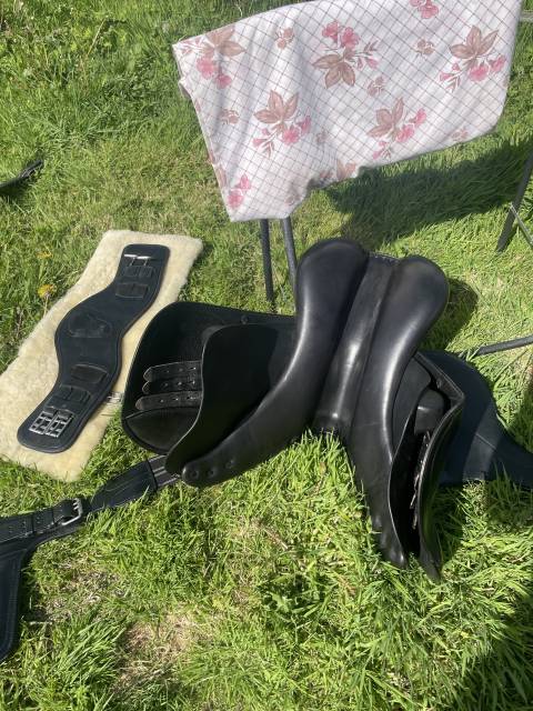 Selle d obstacles &Eacute;QUIPE. 17.5.  Tr&egrave;s bon &eacute;tat 