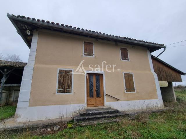 Habitation et dépendances agricoles sur 21 hectares - proche to