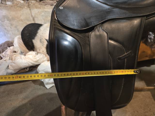 Selle de dressage Altair (antares)  Noir  Taille 17,5, quartiers 3N