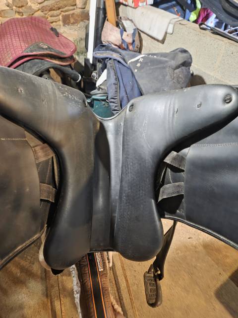 Selle de dressage Altair (antares)  Noir  Taille 17,5, quartiers 3N