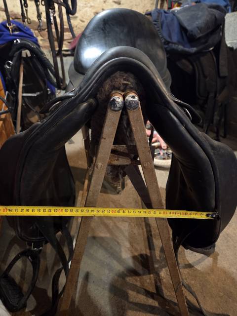 Selle de dressage Altair (antares)  Noir  Taille 17,5, quartiers 3N