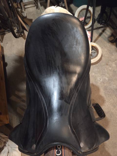 Selle de dressage Altair (antares)  Noir  Taille 17,5, quartiers 3N