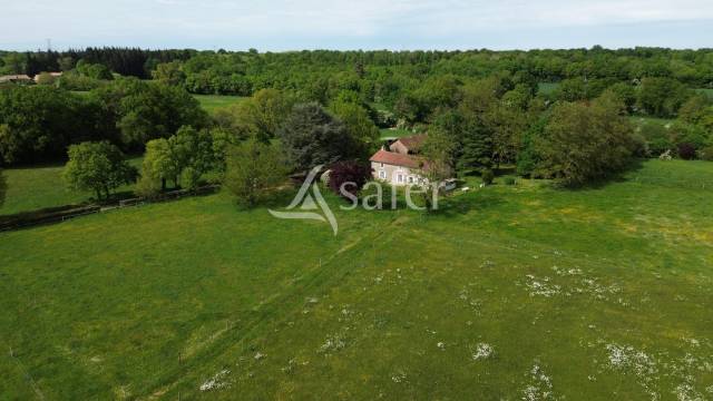 Propriété équestre sur environ 5 ha.