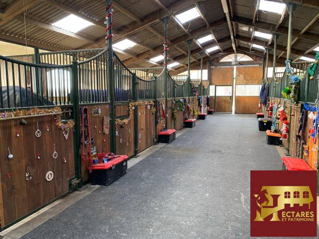 Exclusivite - propriété equestre sur 12 hectares avec manège